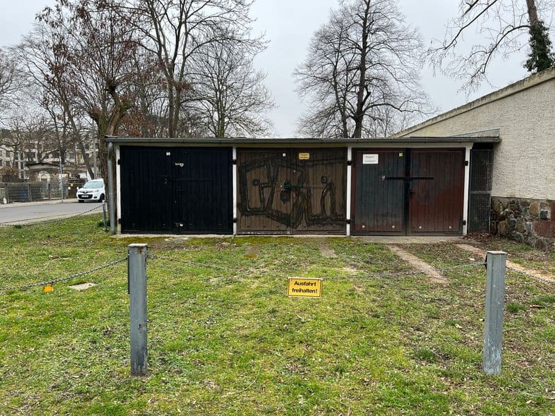 Drei Garagen mit schwarzen und braunen Metalltoren nebeneinander, Robert-Blum-Straße in Leipzig
