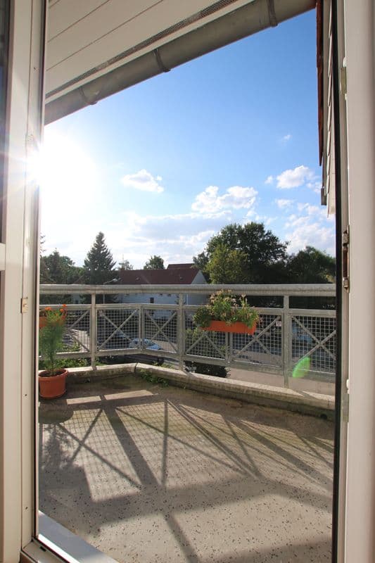 Balkon mit Betonboden und weißem Metallgeländer, Seehausener Allee in Leipzig-Seehausen