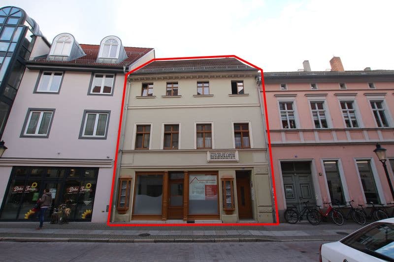 Viergeschossiges Gründerzeithaus mit beiger Fassade, Mansardendach und Ladengeschoss, Marienstraße in Naumburg