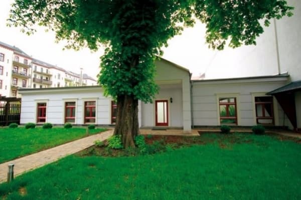 Hausfront, Kutscherhaus mit 164 m², vier Zimmern und zwei Bädern im Waldstraßenviertel in Leipzig