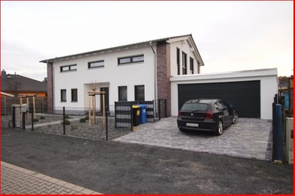 Hausfront, Einfamilienhaus mit 202 m² Wohnfläche und 1.027 m² Grundstück, Feldspatstraße in Taucha