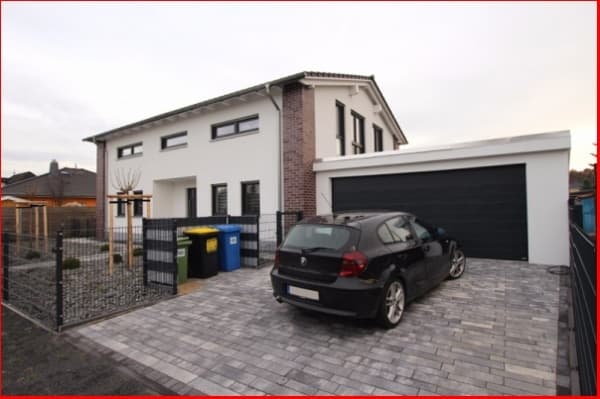Hausfront, Einfamilienhaus mit 202 m² Wohnfläche und 1.027 m² Grundstück, Feldspatstraße in Taucha