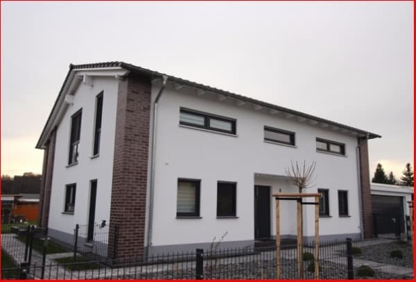 Hausfront, Einfamilienhaus mit 202 m² Wohnfläche und 1.027 m² Grundstück, Feldspatstraße in Taucha