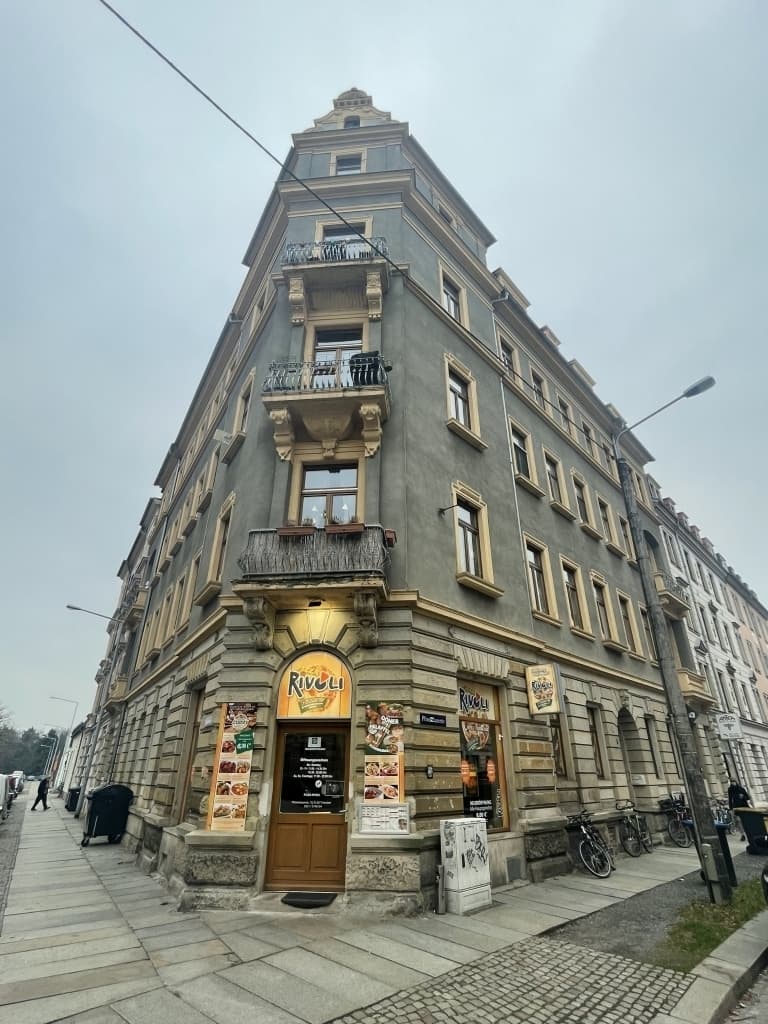 Außenansicht, Sehr großzügig geschnittene 3-Zimmerwohnung mit Balkon, Doppelwaschbecken, Badewanne und Dusche