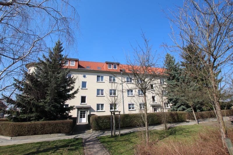 Viergeschossiges Wohnhaus mit Satteldach und roter Dacheindeckung, heller Fassade, Hagedornplatz in Dresden-Johannstadt-Nord