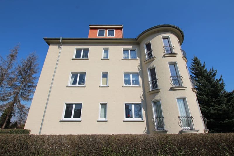 Dreigeschossiges Wohngebäude mit Erker, Mansardendach mit Dachgauben, Hagedornplatz in Dresden-Johannstadt-Nord
