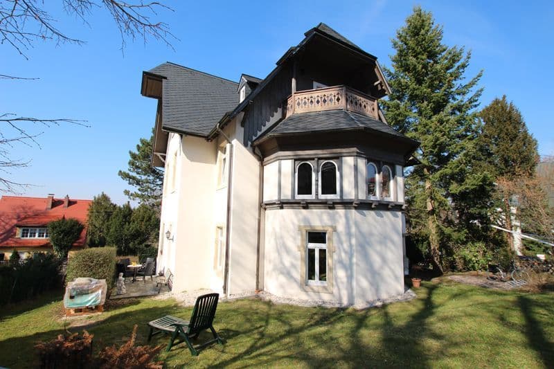 Villa mit Turmbau, verputzte Fassade, Mansardendach mit Gauben, Balkon im oberen Geschoss, Ulrichstraße in Dresden-Loschwitz