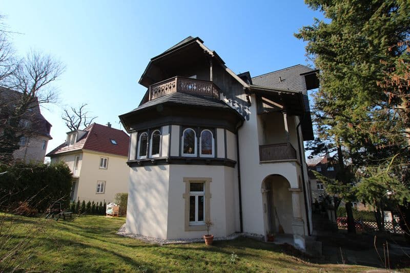 Zwei-Geschoss-Villa mit Turm, Putzfassade weiß und anthrazit, Satteldach, Ulrichstraße in Dresden-Loschwitz