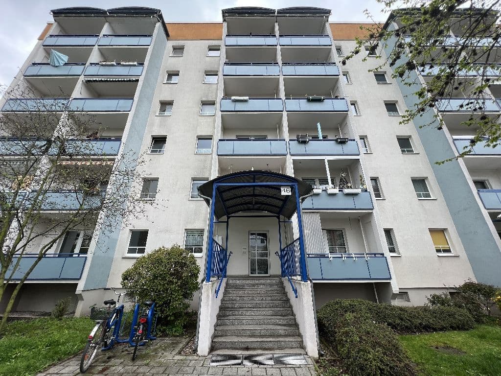 Fünfgeschossiger Wohnblock mit heller Fassade, Balkonen auf der Vorderseite, Am Grund in Leipzig-Lausen-Grünau