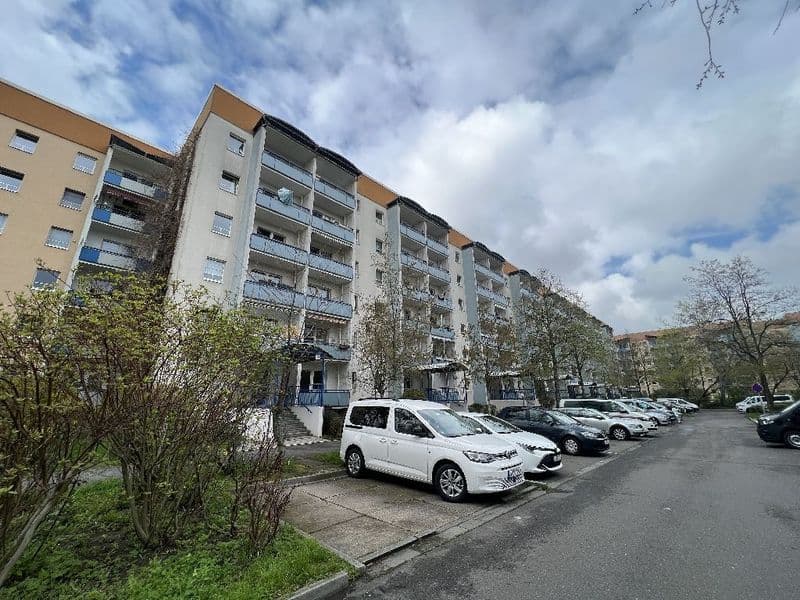 Fünfgeschossiger Wohnblock mit Balkonbändern, verputzte Fassade mit Frostschäden, Am Grund in Leipzig-Lausen-Grünau
