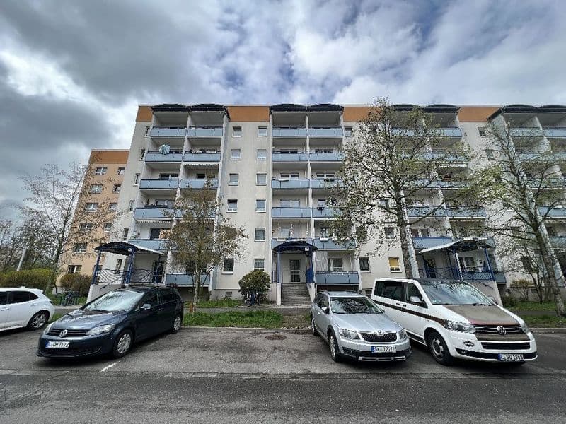 Sechsgeschossiger Wohnblock mit Flachdach, weiße und beige Fassade, Am Grund in Leipzig-Lausen-Grünau