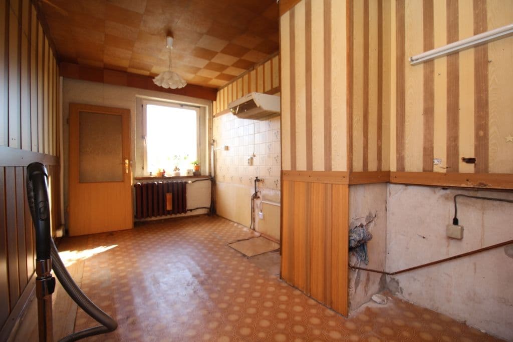 Küche mit Holzvertäfelung an Wänden und Decke, Terrakottafliesen, Fenster mit Heizkörper, teilweise renoviert