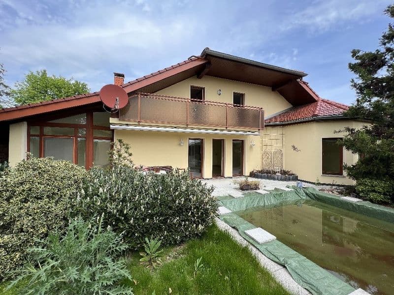 Einfamilienhaus mit Satteldach und roter Dacheindeckung, Putzfassade in Creme, Am Wachberg in Leipzig-Burghausen-Rückmarsdorf