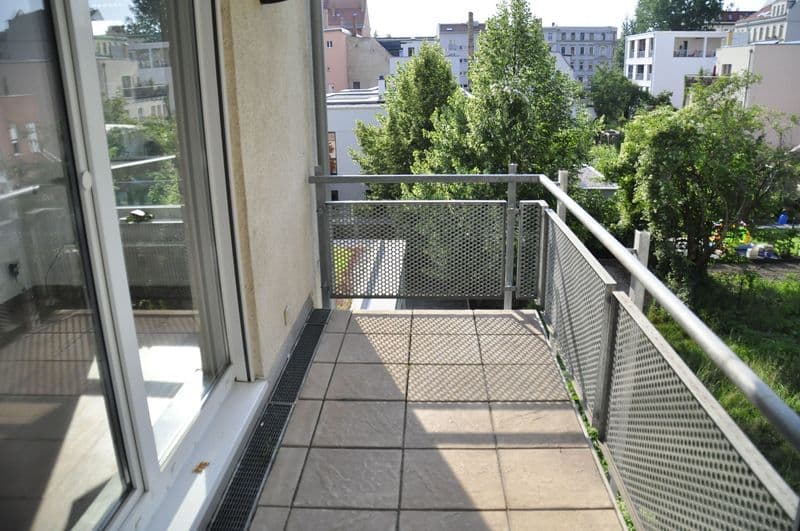 Balkon mit Metallegeländer, Betonbelag und Blick auf grüne Innenhofbäume, Arthur-Hoffmann-Straße in Leipzig-Südvorstadt