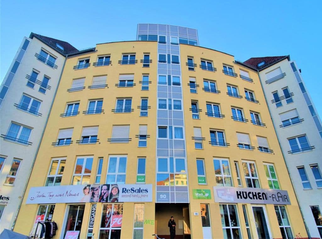 Fünfgeschossiges Wohnhaus mit gelber Putzfassade, weiße Seitenflügel, Arthur-Hoffmann-Straße in Leipzig-Südvorstadt