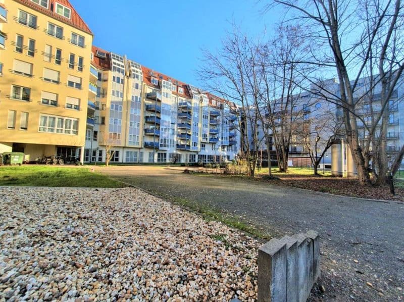 Mehrgeschossiges Wohnhaus mit gelber und blauer Fassade, Satteldach, Arthur-Hoffmann-Straße in Leipzig-Südvorstadt