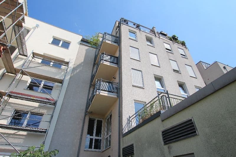 Mehrgeschossiges Wohnhaus mit grauer und weißer Fassade, Balkone an der Seite, Arthur-Hoffmann-Straße in Leipzig