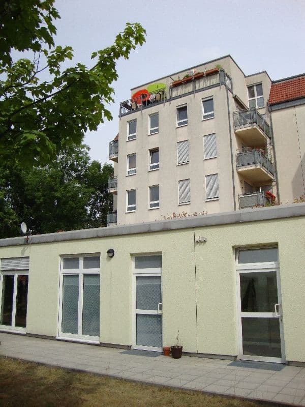 Viergeschossiges Wohnhaus mit Putzfassade, Balkonanbau und Satteldach, Arthur-Hoffmann-Straße in Leipzig