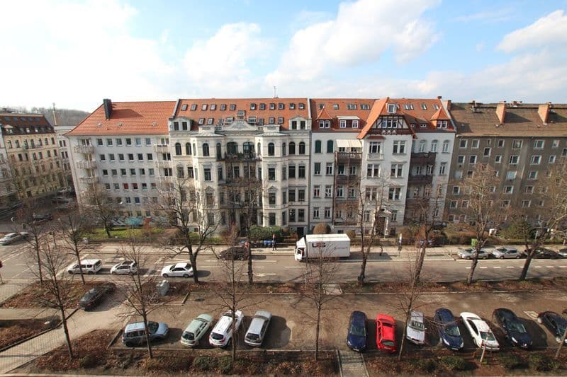 Gründerzeitliche Wohngebäude mit Mansarddächern und Ziegeldächern, August-Bebel-Straße in Leipzig-Südvorstadt