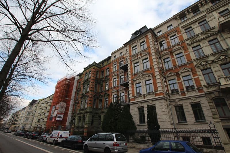 Gründerzeitgebäude mit fünf Geschossen, Backsteinfassade mit Steinquadern, Mansarddächer, August-Bebel-Straße in Leipzig