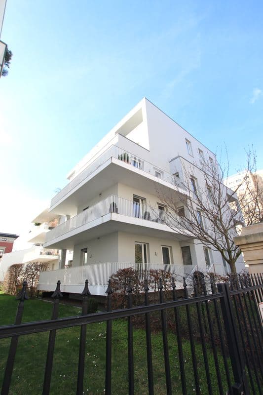 Modernes Wohnhaus mit vier Geschossen, weiße Fassade, umlaufende Balkone, Beethovenstraße in Leipzig