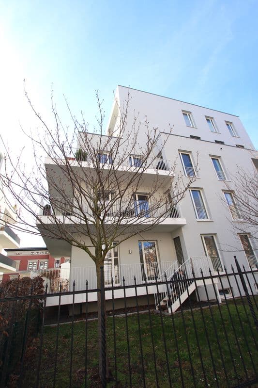 Viergeschossiges Wohngebäude mit heller Putzfassade, regelmäßigen Fensterreihen, Beethovenstraße in Leipzig