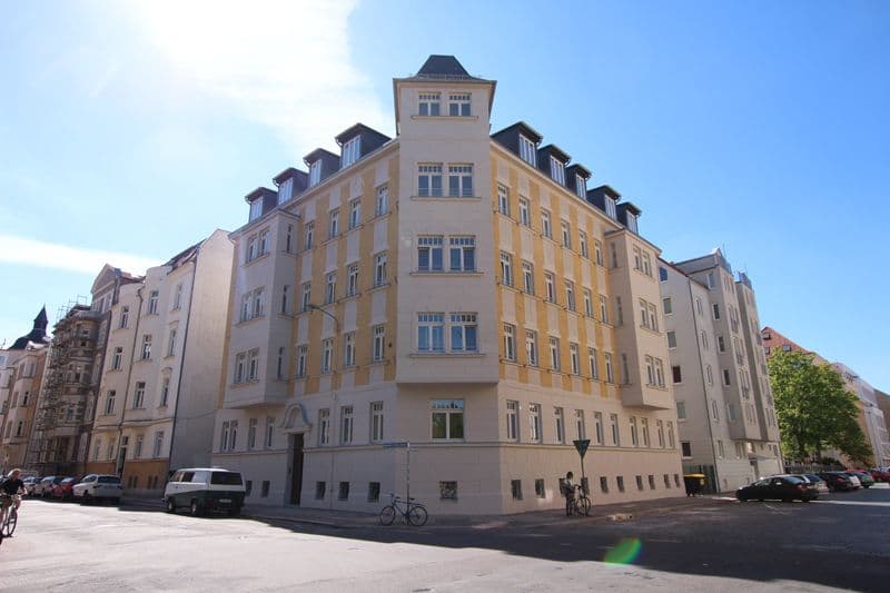Fünfgeschossiger Gründerzeitbau mit Mansarddach, Eckturm, Bernhard-Göring Straße in Leipzig