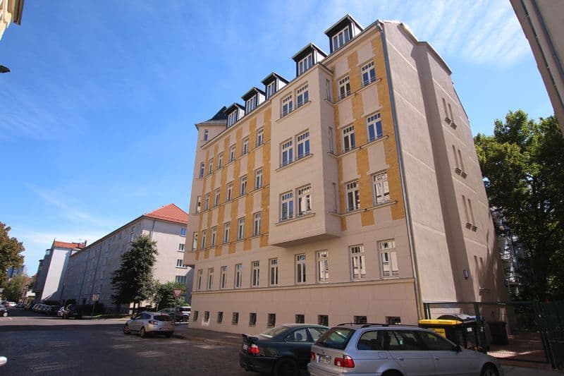 Fünfgeschossiges Wohnhaus mit Mansarddach, Bernhard-Göring-Straße in Leipzig
