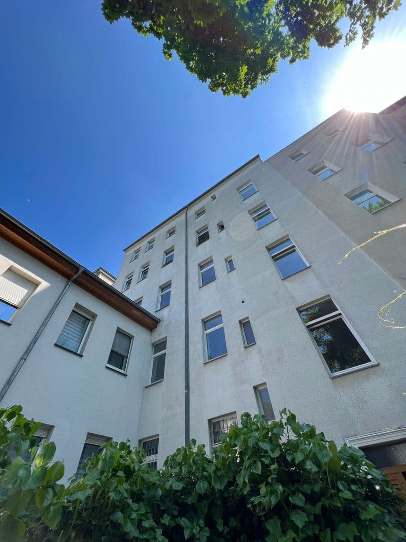 Fünfgeschossiges Wohngebäude mit verputzter Fassade, Bernhard-Göring-Straße in Leipzig