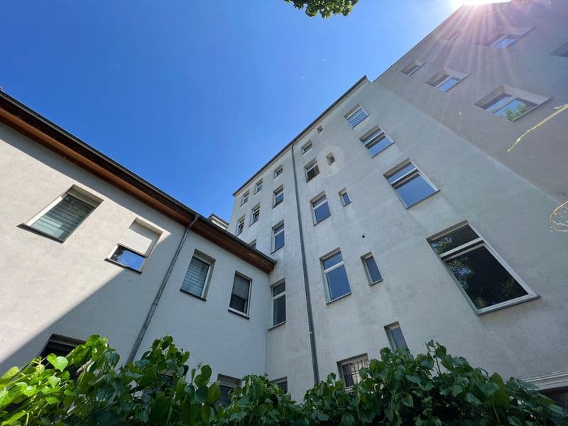 Mehrgeschossiges Wohngebäude mit heller Putzfassade, Bernhard-Göring-Straße in Leipzig