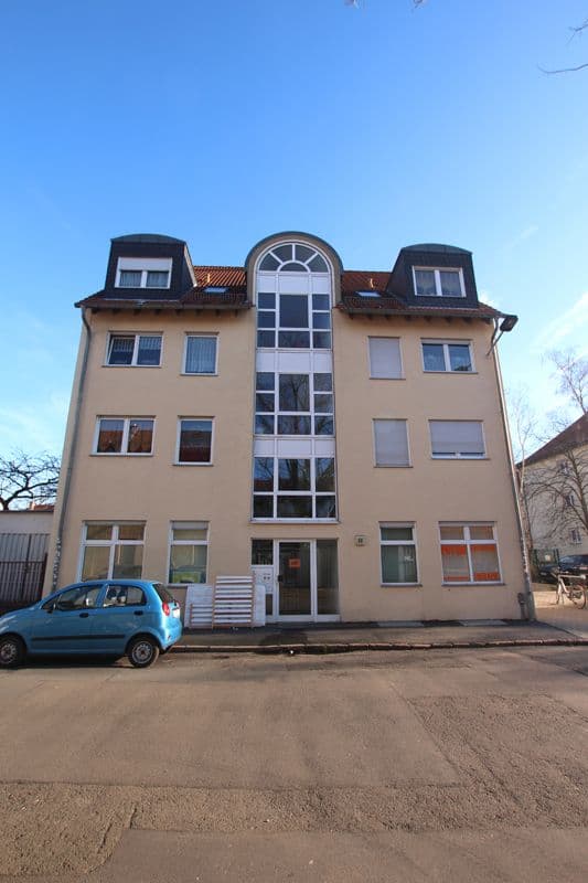 Vierstöckiges Wohngebäude mit beiger Fassade, Breitschuhstraße in Leipzig