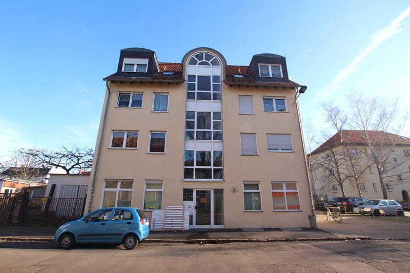 Fünfgeschossiges Wohnhaus mit Mansardendach, beige Fassade, zentraler Erker mit Rundfenster, Breitschuhstraße in Leipzig