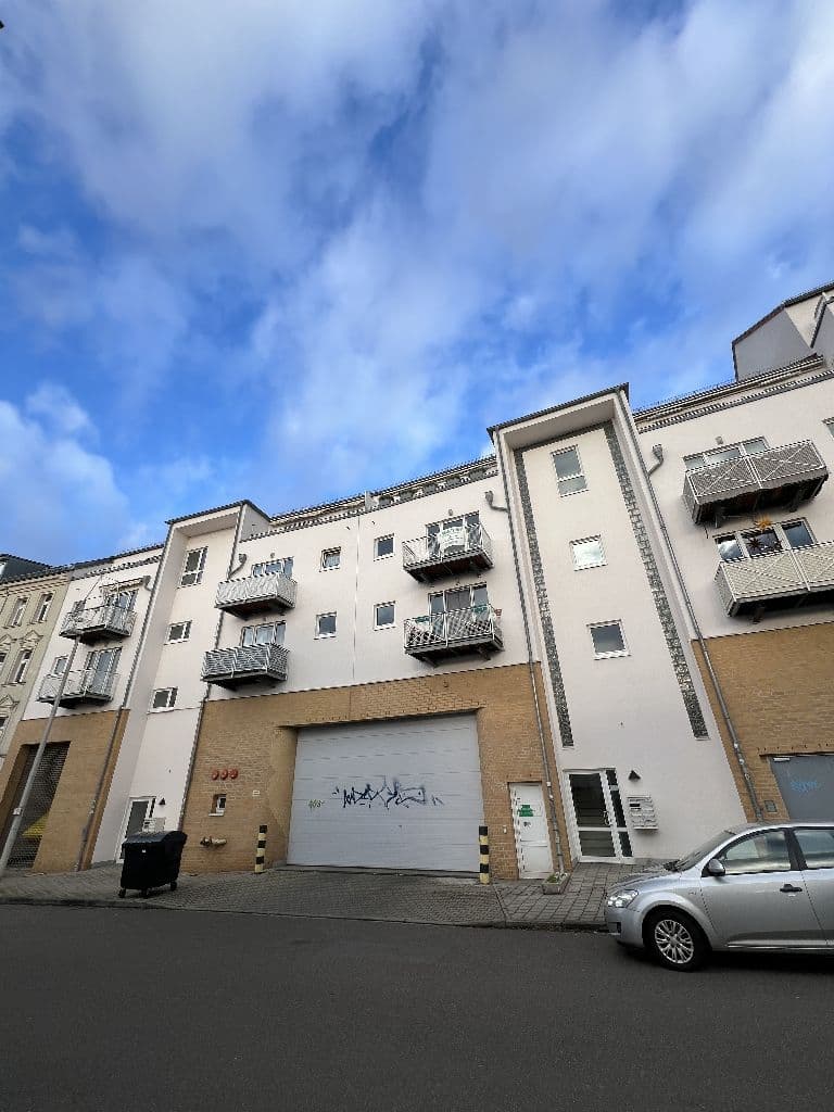 Mehrfamilienhaus mit Tiefgarage, vier Geschosse, helle Putzfassade mit Ziegelsteinsockel, Bucksdorffstraße in Leipzig-Möckern
