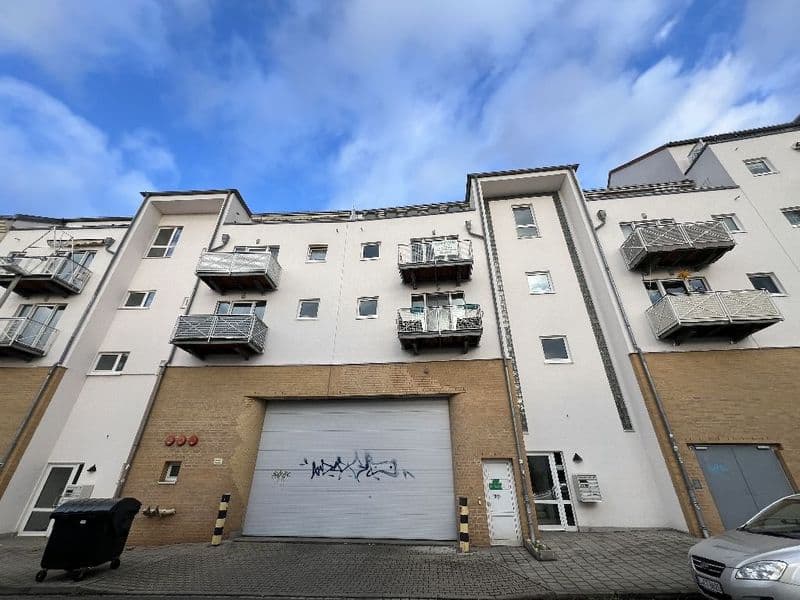 Fünfgeschossiges Wohnhaus mit beiger Fassade, Metalldächern und Balkonen, Bucksdorffstraße in Leipzig-Möckern
