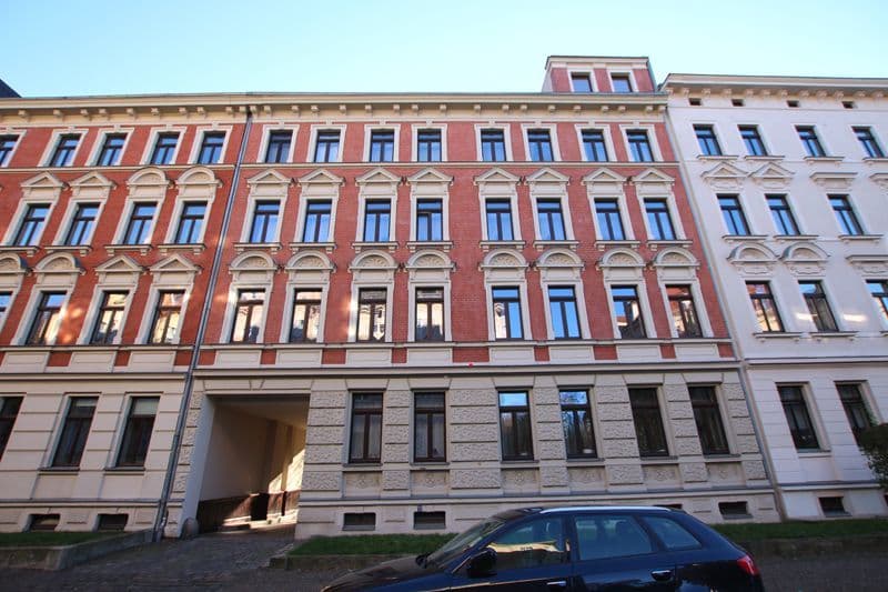 Fünfgeschossige Gründerzeitfassaden mit rotem und grauem Putz, Cöthner Straße in Leipzig-Gohlis-Süd