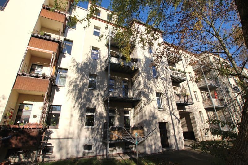 Fünfgeschossiges Wohnhaus mit Putzfassade, Loggien mit Metallgeländern, Cöthner Straße in Leipzig-Gohlis-Süd