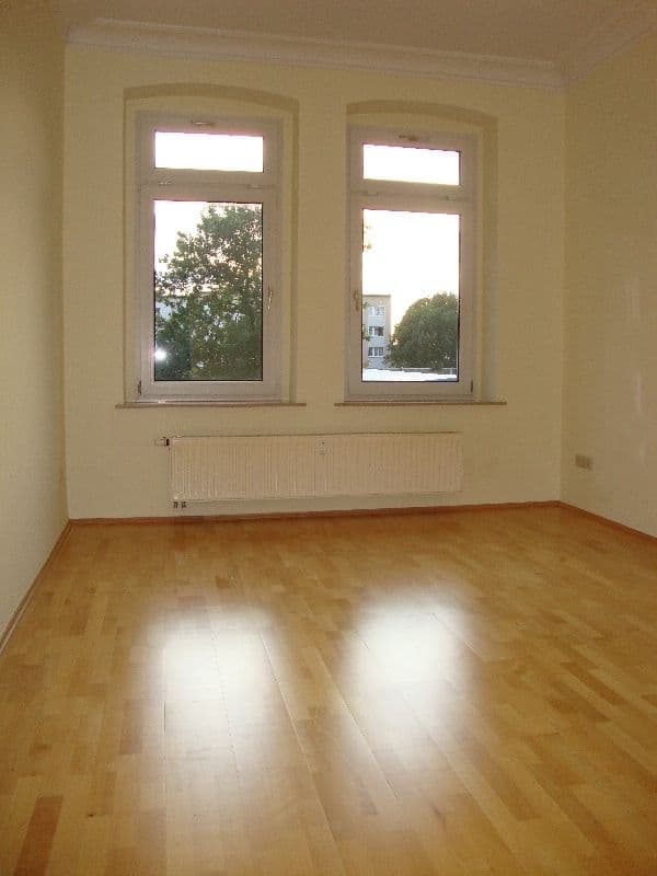 Leeres Zimmer mit Parkett, zwei hohe Fenster mit Oberlicht, Heizkörper, cremefarbene Wände, Dantestraße in Leipzig-Möckern