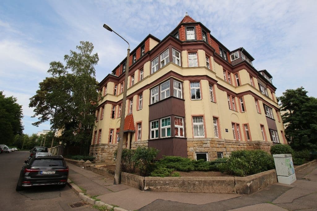 Gründerzeithaus mit vier Geschossen, Ziegeldach und Gauben, Dantestraße in Leipzig