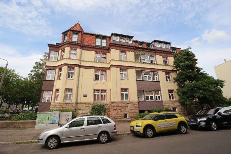 Viergeschossiges Gründerzeithaus mit Walmdach und Ziegelgiebel, Fassade in Creme und Braun, Dantestraße in Leipzig-Möckern