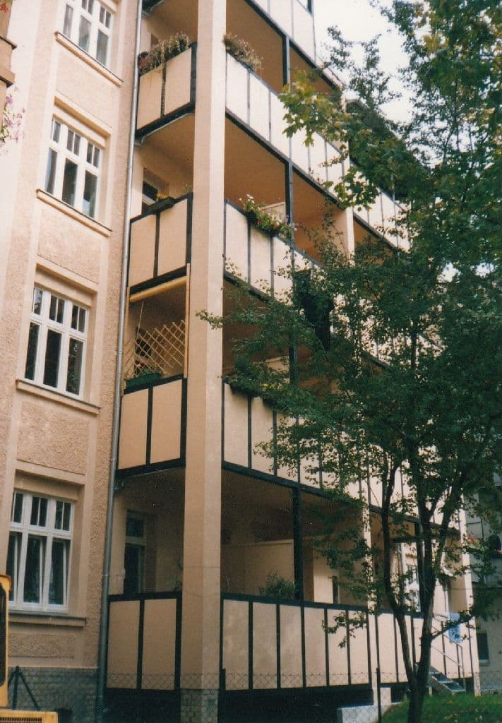 Vier-Geschoss-Wohngebäude mit Klinkerfassade und großflächigen Balkonen mit schwarzen, Daumierstr. in Leipzig-Gohlis-Mitte