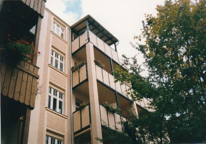 Viergeschossiger Wohnbau mit Klinkerfassade und Holzfenstern, Daumierstr. in Leipzig-Gohlis-Mitte