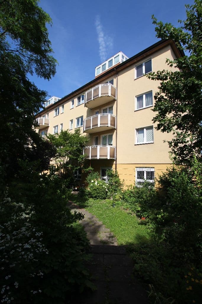 Fünfgeschossiger Wohnbau mit Putzfassade in Creme, drei Erkker an der Hofseite, Dieskaustraße in Leipzig-Großzschocher