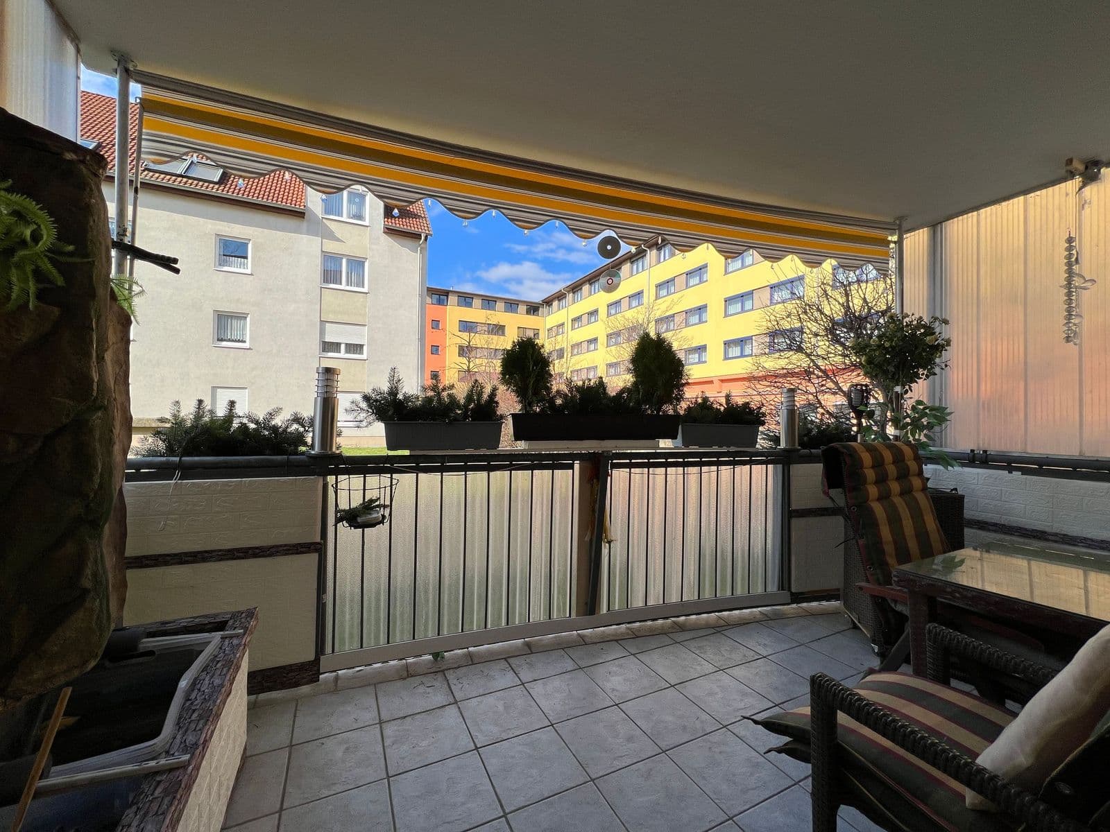 Balkon mit Fliesenboden und Metallgeländer, Blick auf Mehrfamilienhäuser, Dybwadstraße in Leipzig-Paunsdorf