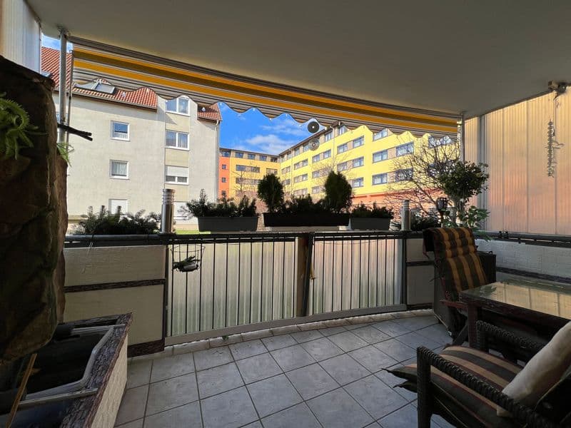 Balkon mit Fliesenboden und Metallgeländer, Blick auf Mehrfamilienhäuser, Dybwadstraße in Leipzig-Paunsdorf