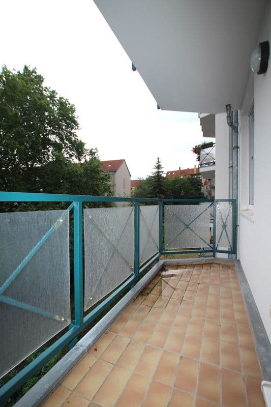 Balkon mit Terrakottafliesenbelag, Metallgeländer mit Sichtschutz und Markise, Ehrensteinstraße in Leipzig