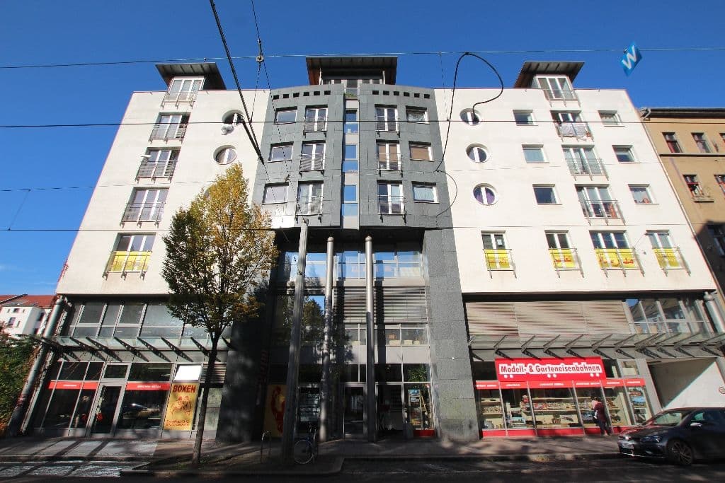 Fünfgeschossiges Wohnhaus mit weißer und grauer Fassade, Flachdach mit Dachaufbauten, Eisenbahnstraße in Leipzig-Volkmarsdorf