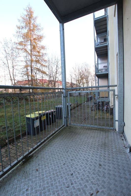 Balkon mit Metallgeländer, Metallgittertor und Riffelblech-Belag, Eisenbahnstraße in Leipzig