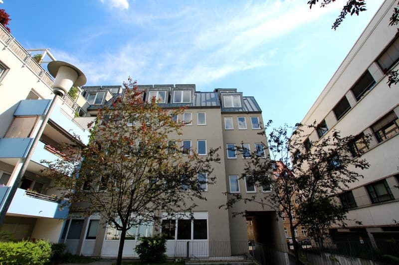 Fünfgeschossiges Wohngebäude mit Mansardendach, Klinkerfassade, Balkonen und modernem Anbau, Emilienstraße in Leipzig