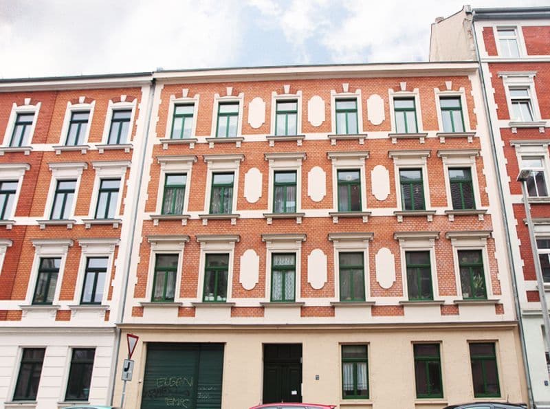 Vierstöckige Gründerzeitfassade aus Backstein mit weißen Schmuckbändern und grünen, Endersstraße in Leipzig-Lindenau