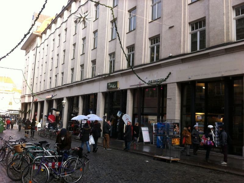 Fünfgeschossiges Gründerzeithaus mit Einzelfenstern und Ladengeschäften im Erdgeschoss, Eythraer Straße in Leipzig